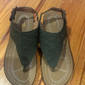 NWOT  New!! Sandals olive green size 7.5